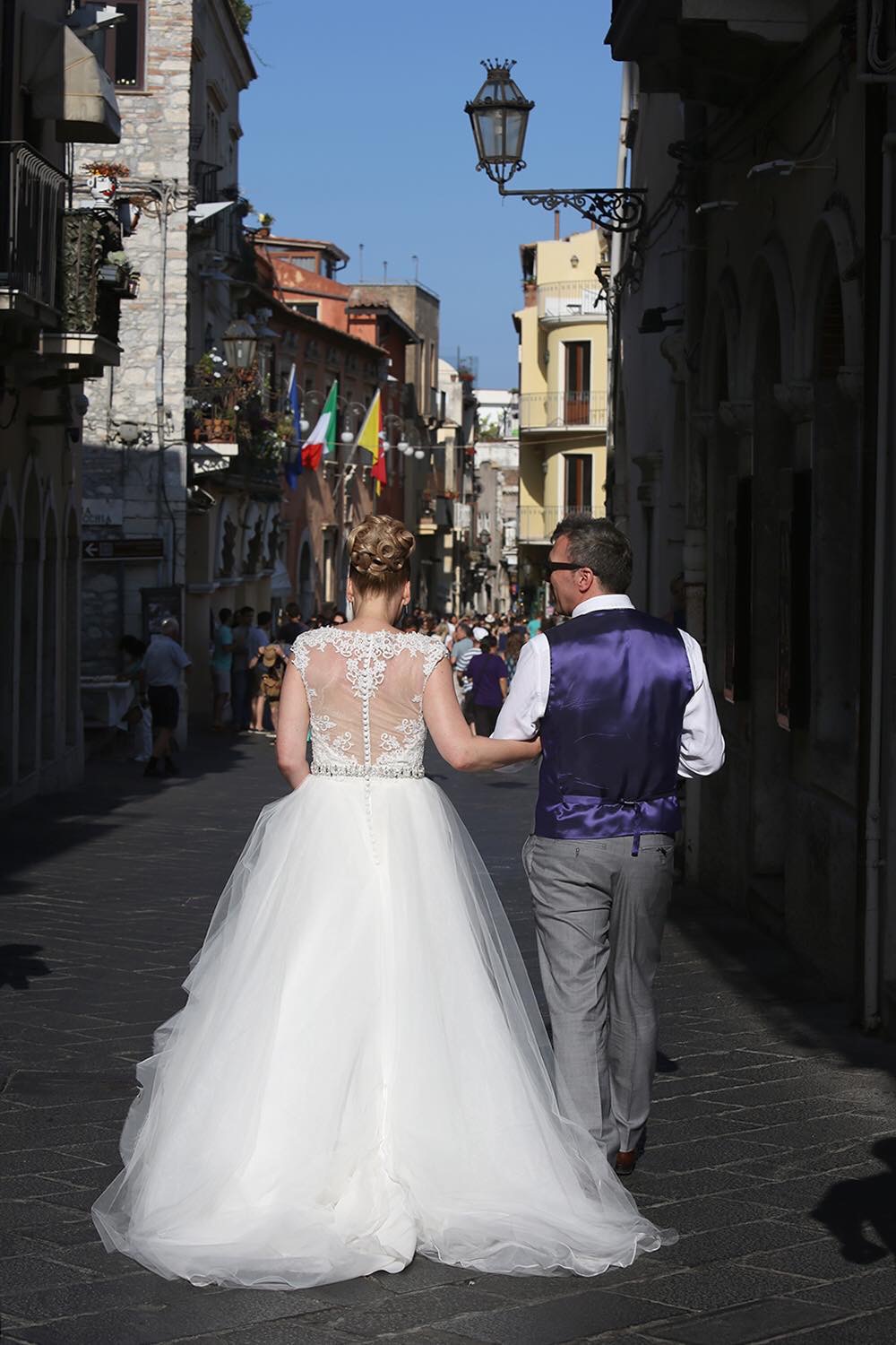 Couple kissing beside a Sicilian fountain