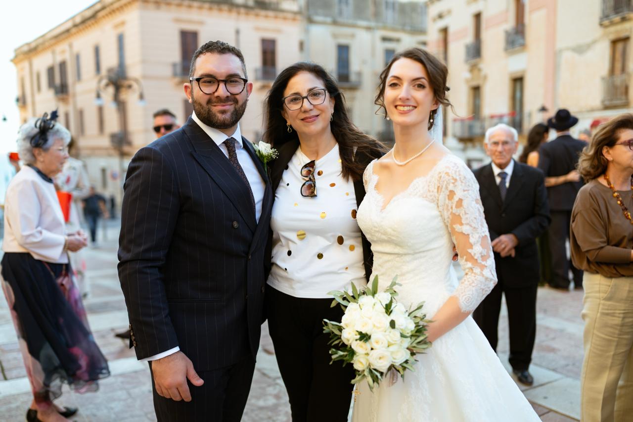 The newlyweds celebrating with family and friends in a Sciacca piazza
