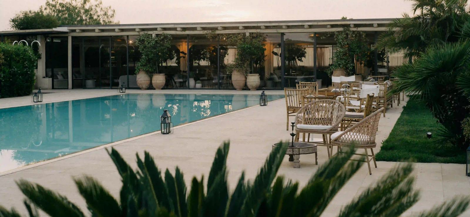 The saltwater pool and Lumìa Lounge at Dimora delle Balze in the evening light
